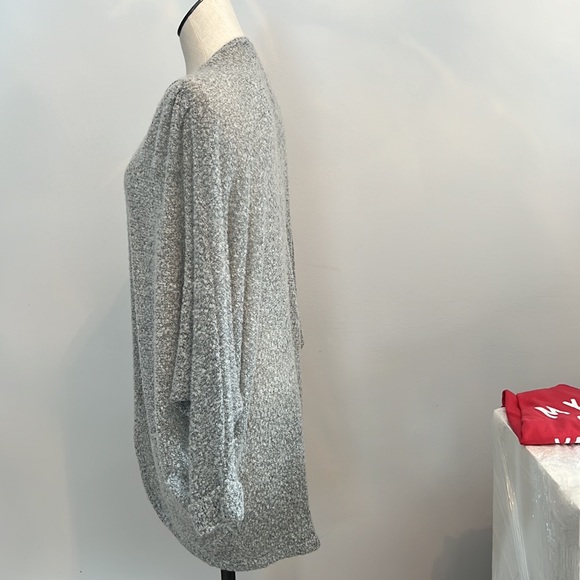 Cardigan lightweight. Rounded hemline. - Picture 2 of 8